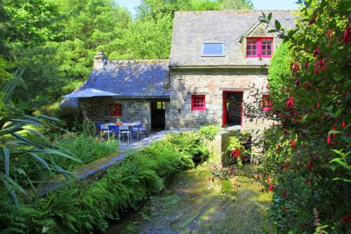 Le moulin de Beuzidou : Guest accommodation near Saint-Urbain