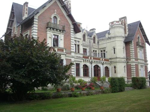Château de Belle Poule : Bed and Breakfast near Les Alleuds