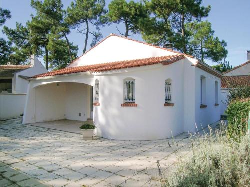 Three-Bedroom Holiday Home in La Tranche sur Mer : Guest accommodation near Grues