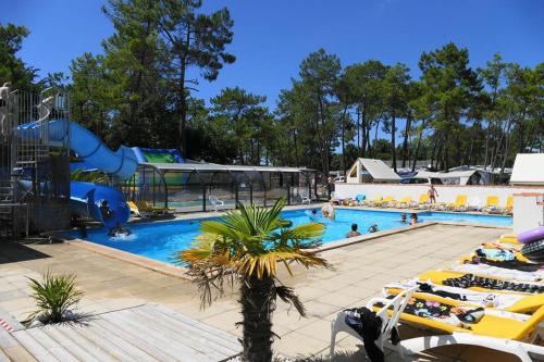 Camping Les Samaras : Guest accommodation near Commequiers