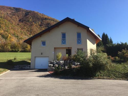 Villa du lac bleu : Guest accommodation near Giez
