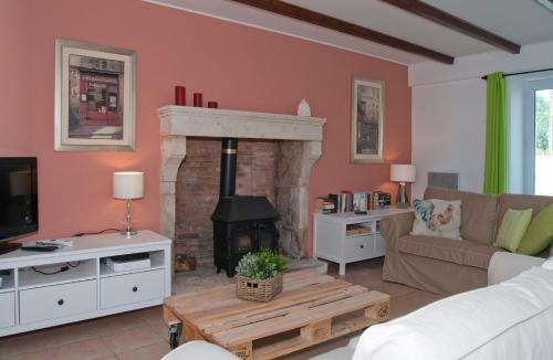 Cholas Cottage : Guest accommodation near Saint-Aubin-la-Plaine