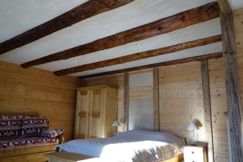 La chambre du Moulin : Bed and Breakfast near Villard-sur-Doron