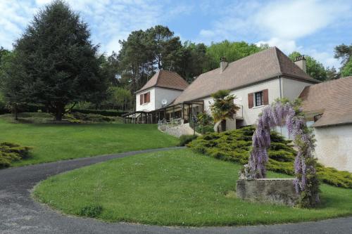 Le jardin des paons : Bed and Breakfast near Saint-Séverin-d'Estissac