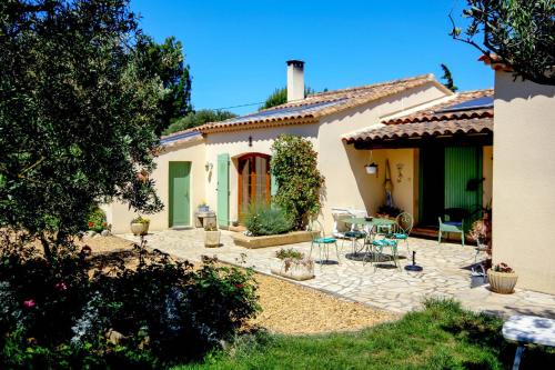 Ferienhaus mit Pool Arles 110S : Guest accommodation near Fontvieille
