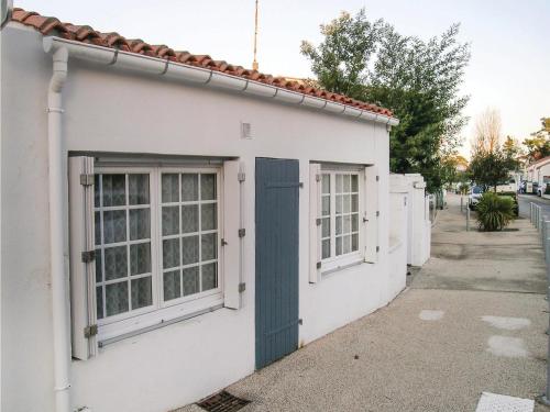 Three-Bedroom Holiday Home in La Tranche sur Mer : Guest accommodation near Saint-Benoist-sur-Mer