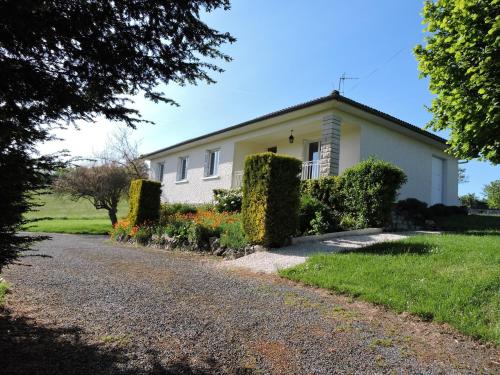 Holiday home Veynas : Guest accommodation near Négrondes