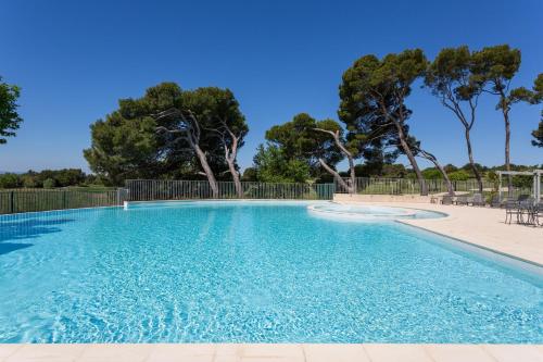 Madame Vacances Domaine du Provence Country Club Service Premium : Guest accommodation near Lagnes