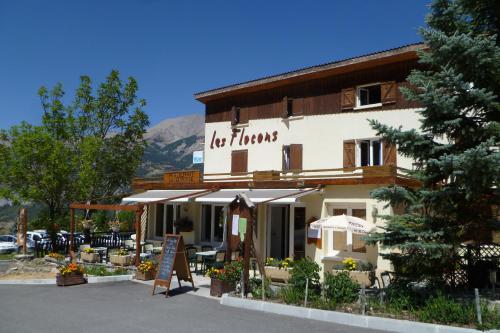 Hôtel les Flocons : Hotel near Enchastrayes