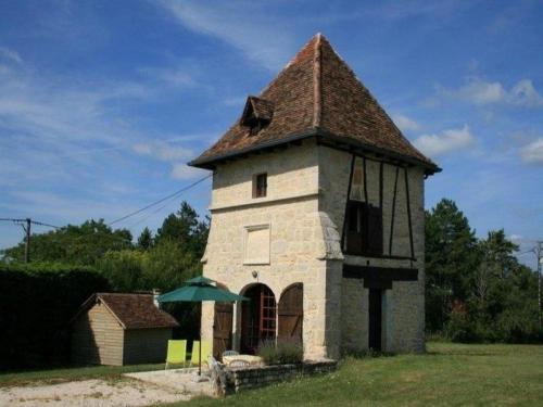 House Pigeonnier 18ème siècle : Guest accommodation near Saint-Sauveur-la-Vallée