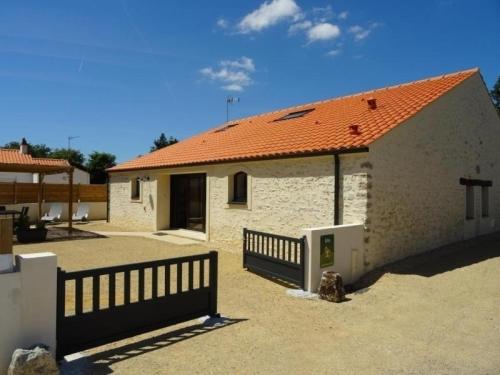 House La grange 6 : Guest accommodation near Saint-Hilaire-de-Chaléons