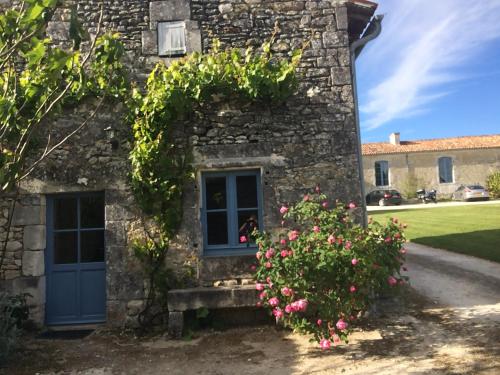 Les Gîtes de l'Astrée : Guest accommodation near Dompierre-sur-Charente