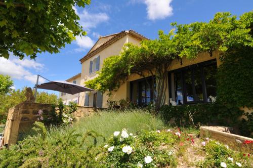 La Bastide aux Oiseaux : Guest accommodation near Puyvert