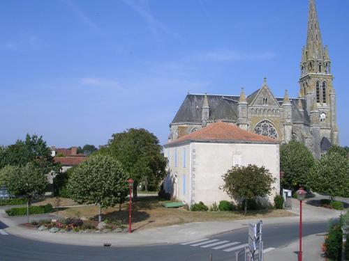 Recently renovated holiday house in the heart of a small French town : Guest accommodation near Saint-Vincent-Sterlanges