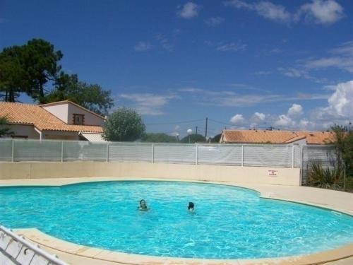 Apartment Pavillon de vacances t3, dans résidence de vacances avec piscine : Apartment near Saint-Benoist-sur-Mer