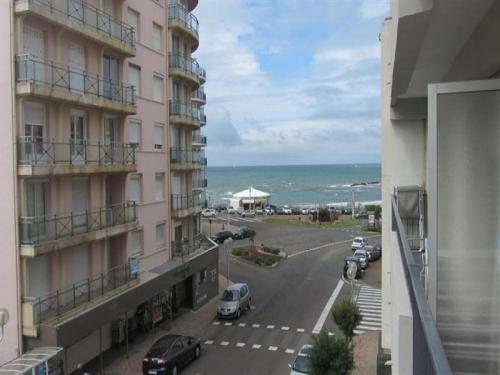 Apartment Vue laterale mer, plage et commerces immediat : Apartment near Château-d'Olonne