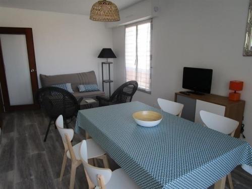 Apartment Appartement rénové type 2 avec accès direct plage : Apartment near Les Sables-d'Olonne