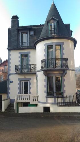 La Tour Pom'Pin : Bed and Breakfast near Laqueuille