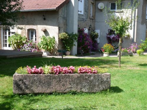 Chambres d'Hôtes Le Clos Fleuri : Bed and Breakfast near Ternuay-Melay-et-Saint-Hilaire