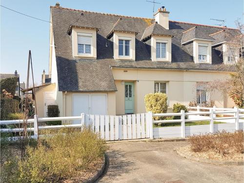 Holiday Home Cancale Rue Des Rosiers : Guest accommodation near Saint-Coulomb