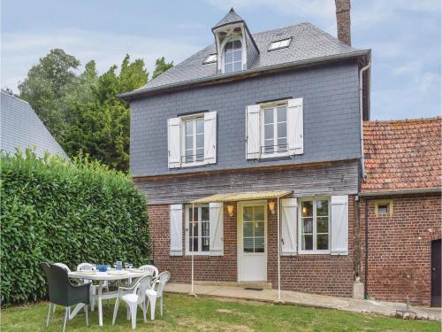 Three-Bedroom Holiday Home in Le Bourg-Dun : Guest accommodation near Saint-Aubin-sur-Mer