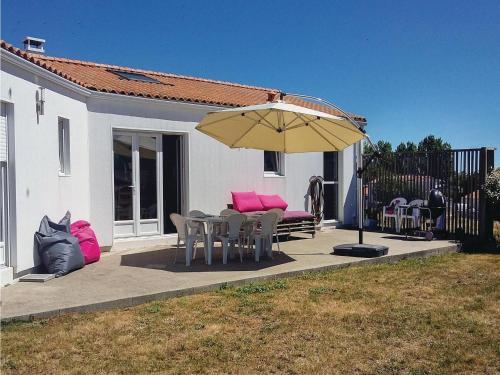 Three-Bedroom Holiday Home in St. Michel en l'Herm : Guest accommodation near Saint-Denis-du-Payré