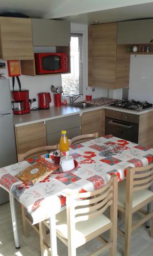 Mobilhome Les Charmettes : Guest accommodation near Saint-Augustin