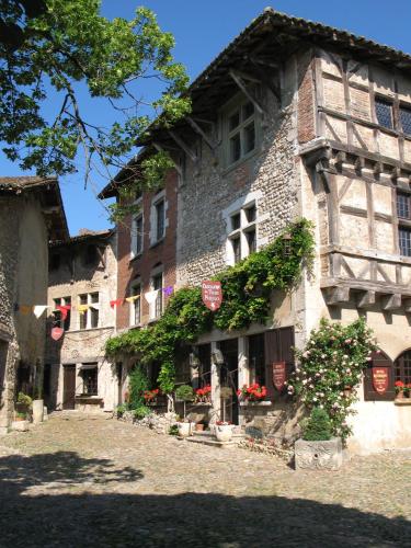 Hostellerie du Vieux Pérouges : Hotel near Le Montellier