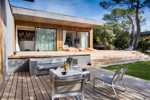 luxueuse maison d architecte en bois : Guest accommodation near Le Puy-Sainte-Réparade