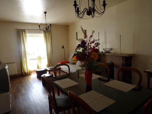 La Meluzine : Guest accommodation near Sermizelles