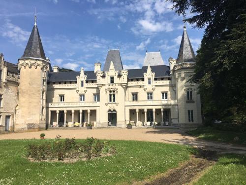 Château de Salvert - Appartement & Chambre d'Hôtes : Bed and Breakfast near Longué-Jumelles