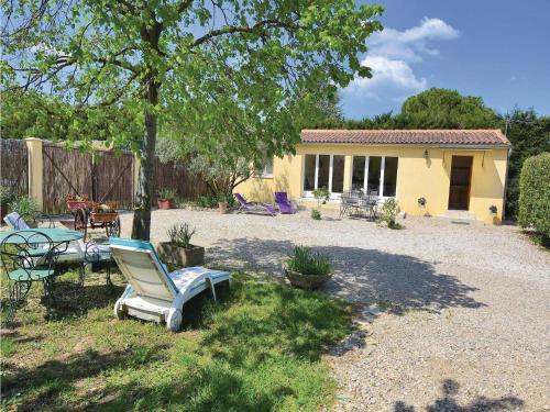 One-Bedroom Holiday Home in Caderousse : Guest accommodation near Saint-Geniès-de-Comolas