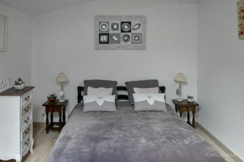 La Chambre du Chat Bleu B&B : Bed and Breakfast near Marcilly-sur-Maulne