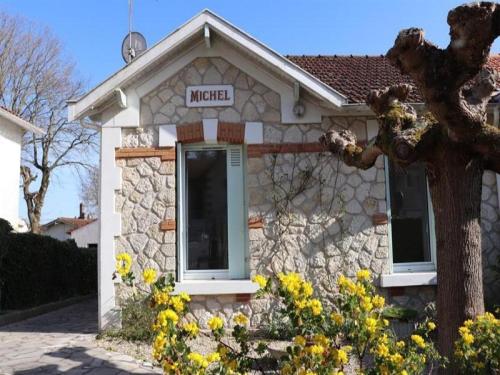 House Maison rénovée dans le quartier du parc de royan 300 mètres plage : Guest accommodation near Saint-Georges-de-Didonne