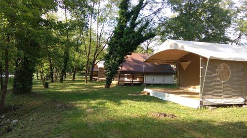 Camping La Turelure : Guest accommodation near Rocher