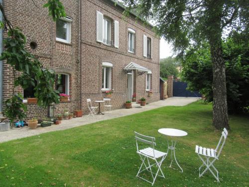 Le Clos de Louise : Bed and Breakfast near Isneauville