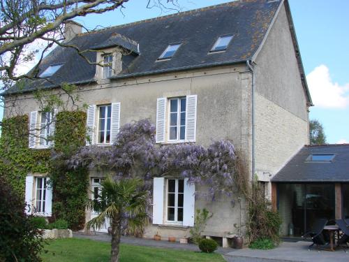 Le Clos Poulain : Bed and Breakfast near Monts-en-Bessin