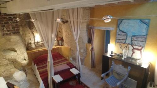 Troglodyte loft : Bed and Breakfast near Sasnières