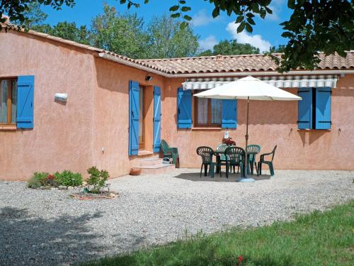 Ferienhaus mit Pool Regusse 100S : Guest accommodation near Montmeyan