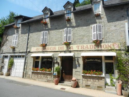 Auberge de la Tradition : Bed and Breakfast near Montaignac-Saint-Hippolyte