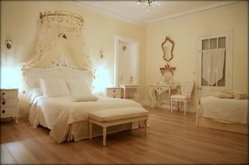 La Villa Bleue de Mauleon : Bed and Breakfast near Yzernay