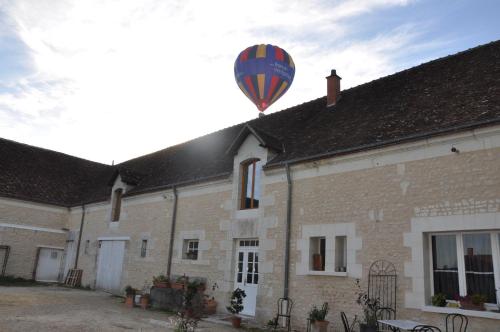 Les Pierres D'aurèle Chambres d'Hôtes : Bed and Breakfast near Chissay-en-Touraine