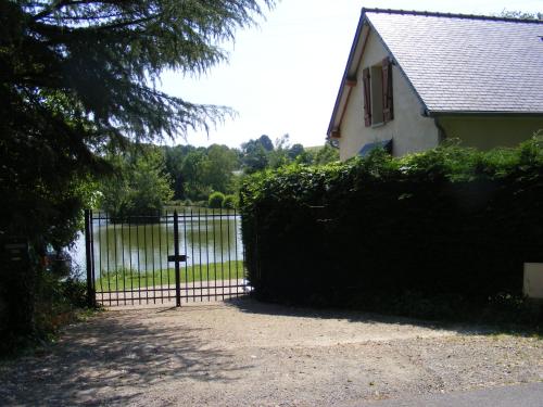 Lake House France : Apartment near Saint-Vincent-du-Lorouër