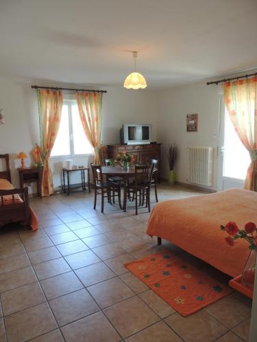 Chambres d'hotes Les Epinettes : Bed and Breakfast near Beauvoir