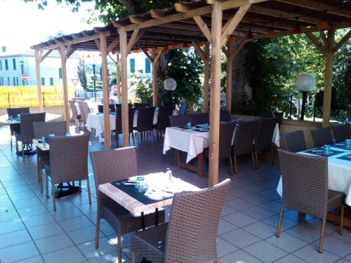 Hotel Restaurant La Terrasse : Hotel near Mazerolles