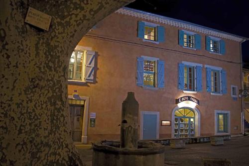 Des Lits Sur La Place : Bed and Breakfast near Caussiniojouls