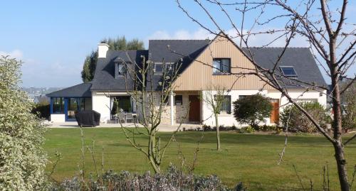 Le Grand Chêne Maison d'Hôtes : Guest accommodation near Lanmérin