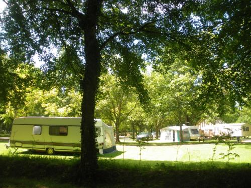 Camping Paradis Nature : Guest accommodation near Parassy