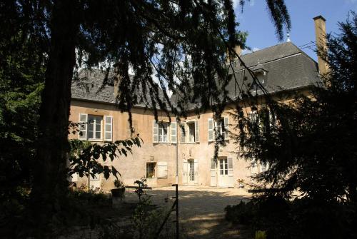 La Maison des Gardes - Chambres d'hôtes : Bed and Breakfast near Saint-Maurice-de-Satonnay