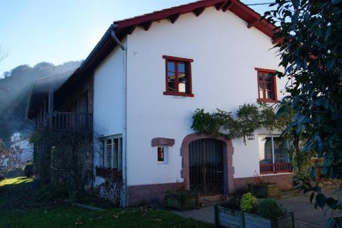 Ferme Ithurburia : Guest accommodation near Estérençuby